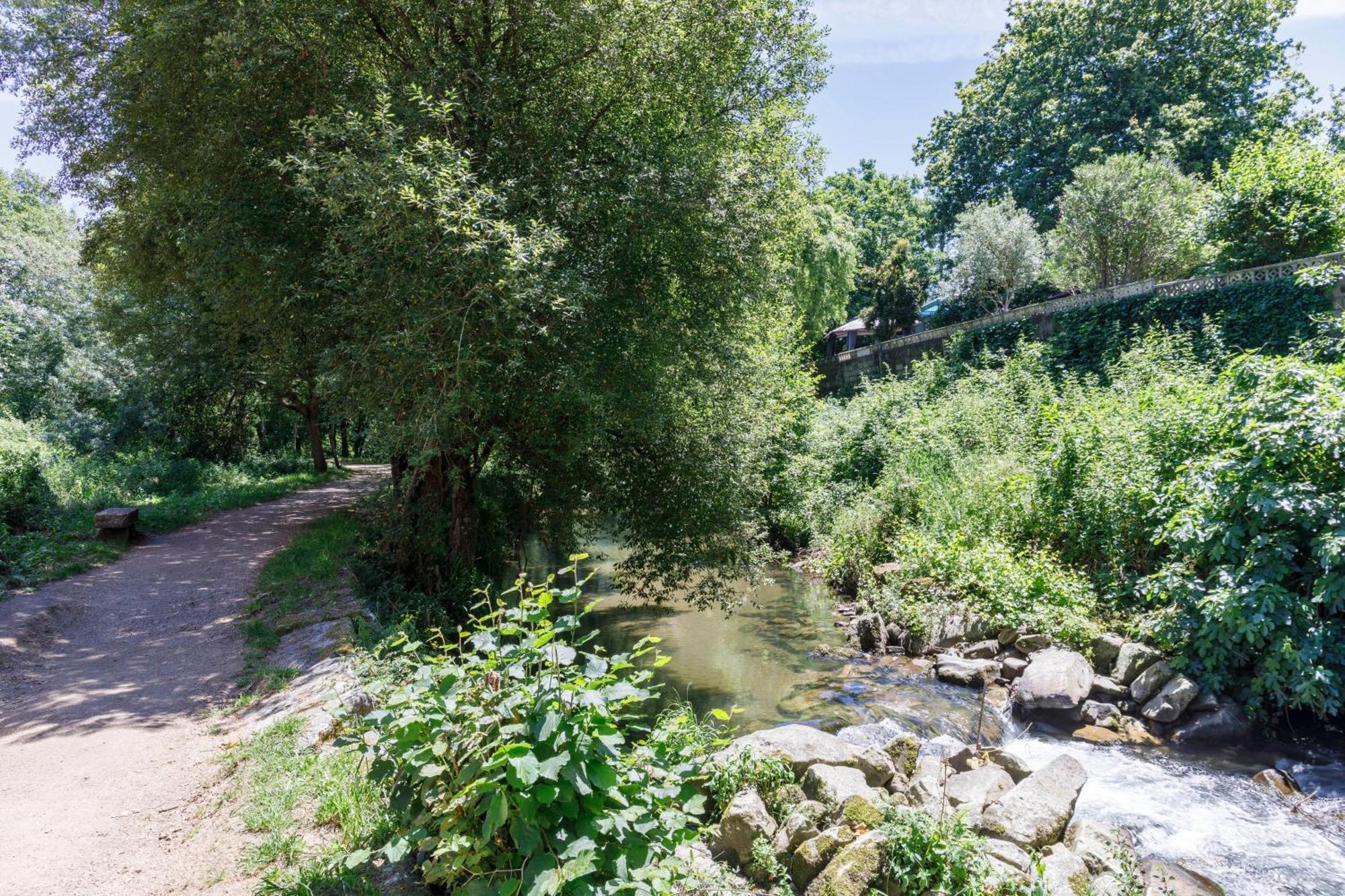 Hermoso Molino Restaurado A Pie Del Rio En Vigo Esterno foto