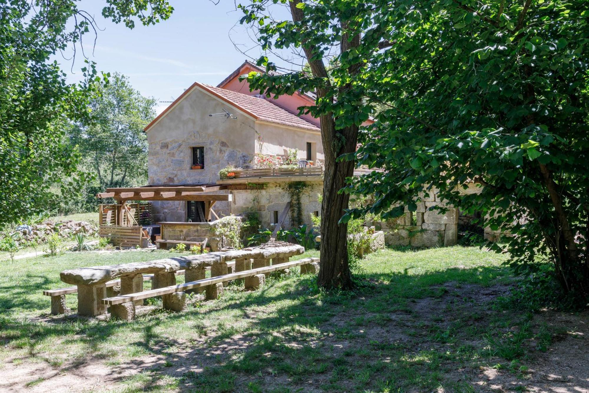 Hermoso Molino Restaurado A Pie Del Rio En Vigo Esterno foto